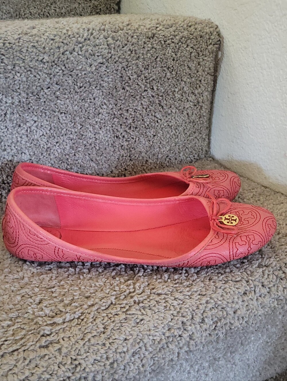 Tory Burch Chelsea ballet flats in a coral petal pink color. ( Fair Condition )